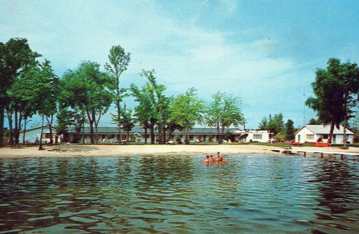 Holiday on the Lake Motel (Holiday Motel) - Old Postcard View (newer photo)